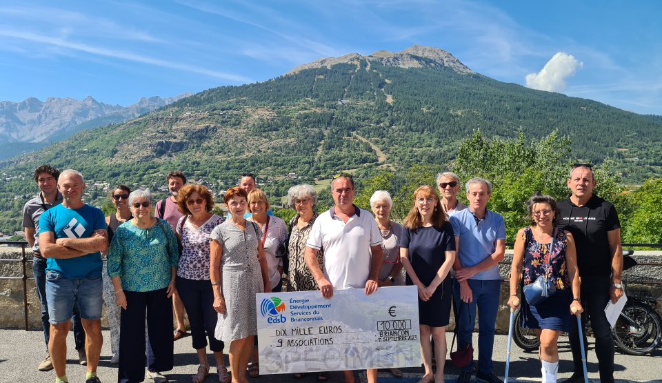 Remise de chèque à des associations