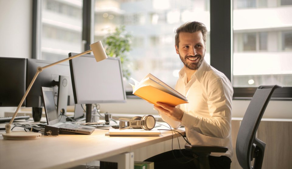 Employé à son bureau